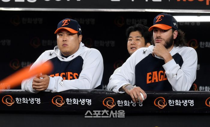 한화 류현진과 폰세가 29일 대전 한화생명볼파크에서 열린 2025 KBO리그 LG와 경기를 지켜보고 있다. 대전 | 최승섭기자 thunder@sportsseoul.com