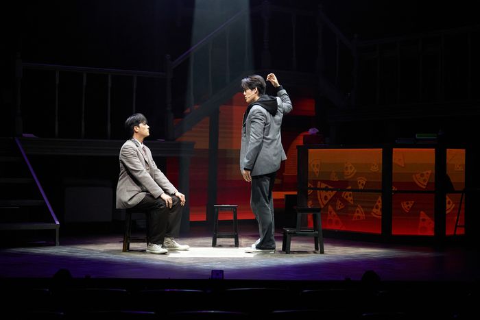 (왼쪽부터) ‘윤재’ 역 윤소호와 ‘곤이’ 역 김건우가 30일 뮤지컬 ‘아몬드’ 프레스콜에서 시연하고 있다. 사진 | 라이브㈜