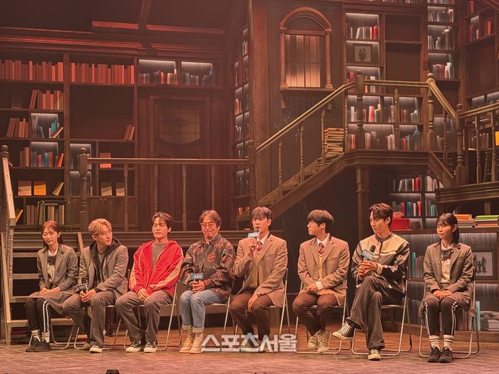 30일 진행된 뮤지컬 ‘아몬드’ 프레스콜에 (왼쪽부터) ‘도라’ 역 김이후, ‘곤이’ 역 조환지와 김건우, 김태형 연출, ‘윤재’ 역 윤소호와 김리현, ‘곤이’ 역 윤승우, ‘도라’ 역 홍산하가 참석해 시연과 질의응답 시간을 가졌다. 사진 | 표권향 기자 gioia@sportsseoul.com