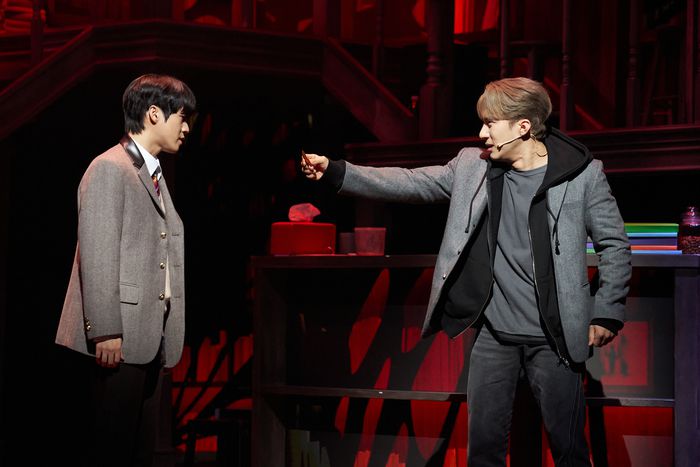 (왼쪽부터) ‘윤재’ 역 김리현과 ‘곤이’ 역 조환지가 30일 뮤지컬 ‘아몬드’ 프레스콜에서 시연하고 있다. 사진 | 라이브㈜