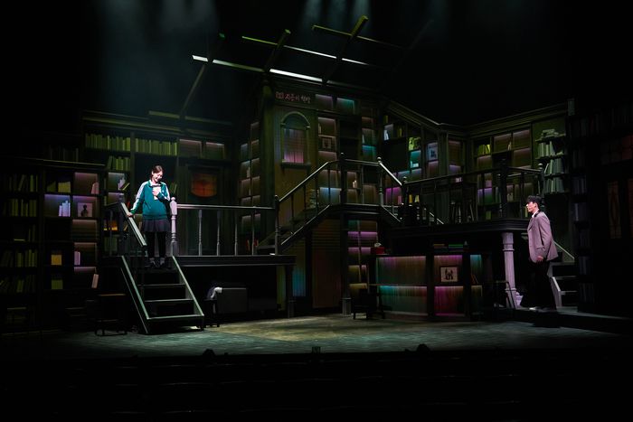 (왼쪽부터) ‘도라’ 역 김이후와 ‘곤이’ 역 윤소호가 30일 뮤지컬 ‘아몬드’ 프레스콜에서 시연을 펼치고 있다. 사진 | 라이브㈜