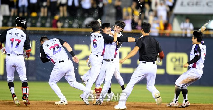 LG 천성호가 8일 서울 잠실구장에서 열린 2025 KBO리그 한화와 경기 10회말 1사 만루 끝내기 안타를 친 후 환호하고 있다. 잠실 | 최승섭기자 thunder@sportsseoul.com