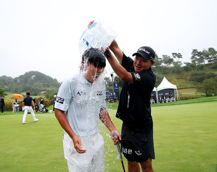 옥태훈이 4일 열린 KPGA 경북오픈 최종 라운드에서 우승을 확정한 후 축하 물세레를 받고 있다. 사진 | KPGA