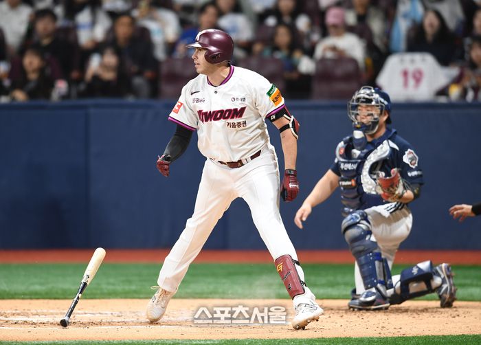 키움 카디네스가 23일 서울 고척스카이돔에서 열린 2025 KBO리그 두산과 경기 4회말 무사 두산 김유성의 몸쪽 공에 놀라 투수를 노려보고 있다. 고척 | 박진업 기자 upandup@sportsseoul.com