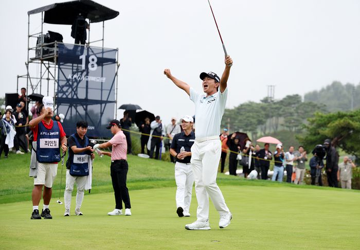 옥태훈이 4일 열린 KPGA 경북오픈 최종 라운드 18번 홀에서 우승 퍼트를 성공한 후 세리머니를 하고 있다. 사진 | KPGA