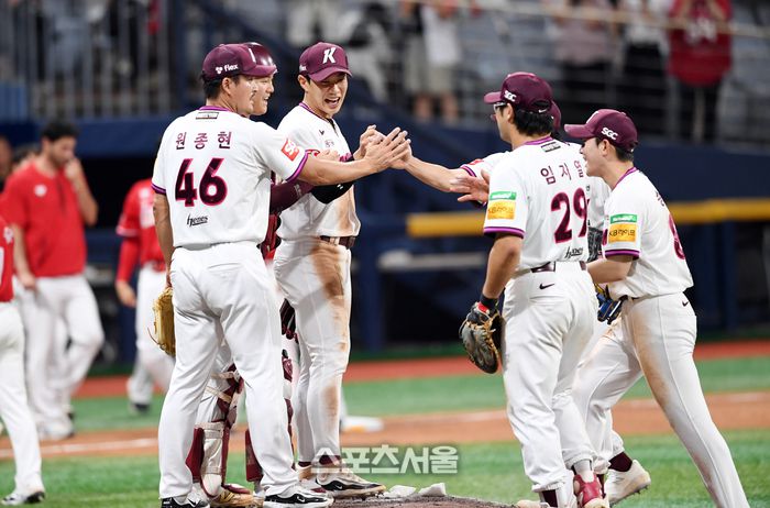 키움 선수들이 18일 서울 고척스카이돔에서 열린 2025 KBO리그 SSG와 경기에서 3-2로 승리하며 6연패에서 탈출한 뒤 하이파이브를 나누고 있다.  고척 | 박진업 기자 upandup@sportsseoul.com