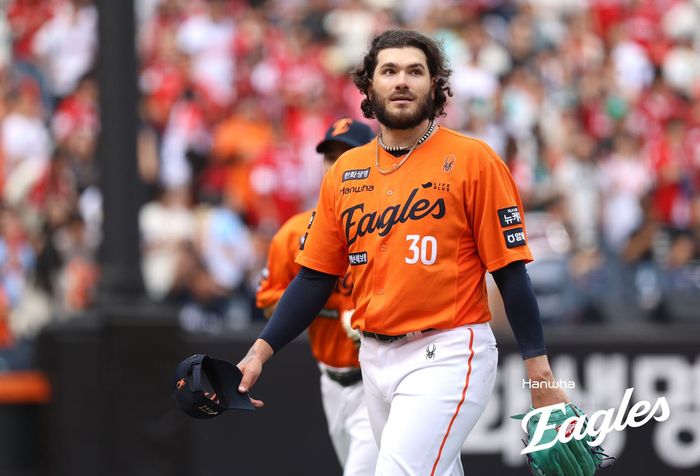 한화 폰세가 17일 대전 한화생명 볼파크에서 열린 2025 KBO리그 정규시즌 SSG와 더블헤더 1차전서 18K 신기록을 세우고 마운드를 내려오고 있다. 사진 | 한화 이글스