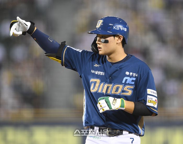 NC 김주원이 1일 서울 잠실구장에서 열린 2025 KBO리그 LG와 경기 3회초 1사 안타를 친 후 세리머리를 하고 있다. 잠실 | 최승섭기자 thunder@sportsseoul.com