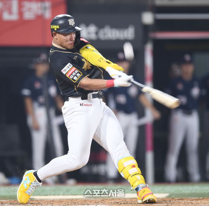 KT 안현민이 9일 수원케이티위즈파크에서 열린 2025 KBO리그 두산과 경기 7회말 파울을 치고 있다. 수원 | 최승섭기자 thunder@sportsseoul.com