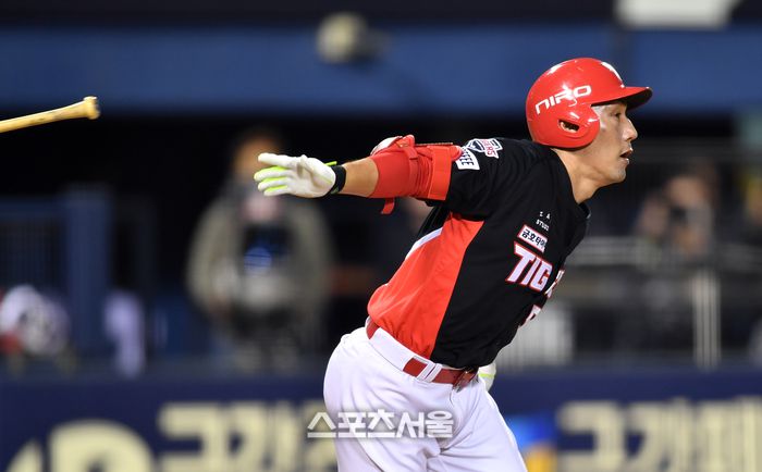 KIA 2번타자 서건창이 26일 잠실구장에서 열린 2024 KBO리그 정규시즌 LG전 6회초 이창진 대타로 나서 안타로 출루하고 있다. 사진 | 스포츠서울 DB