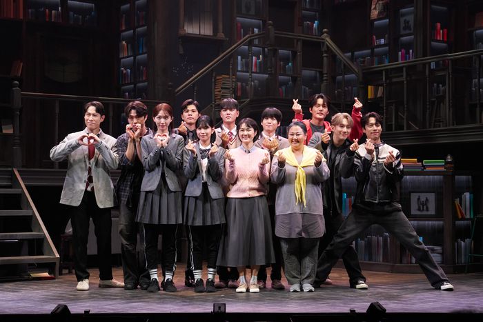 뮤지컬 ‘아몬드’에는 초연의 ‘윤재’ 역 문태유와 ‘곤이(윤이수)’ 역 조환지, ‘도라’ 역 송영미를 제외하고 모두 새로운 얼굴들이 무대에 오르고 있다. 대표적으로 ‘윤재’ 역 윤소호와 김리현, ‘곤이’ 역 김건우와 윤승우, ‘도라’ 역 김이후와 홍산하가 등장해 재연만의 신선한 매력을 선사한다. 사진 | 라이브㈜