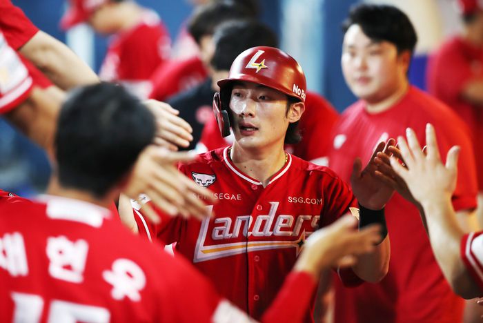 SSG 최지훈이 10일 NC창원파크에서 열린 2025 KBO리그 NC전에서 더그아웃에서 동료들과 하이파이브를 나누고 있다. 사진 | SSG 랜더스