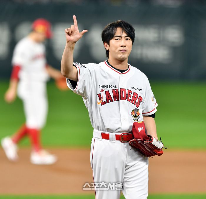 개그맨 김원훈이 23일 인천SSG랜더스필드에서 열린 2023 KBO리그 NC와 SSG의 준플레이오프(준PO) 2차전에서 시구자로 나서고 있다. 사진 | 스포츠서울DB