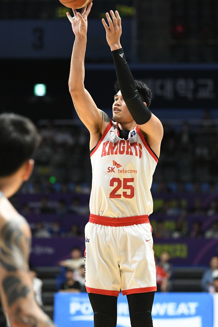 서울 SK 톨렌티노가 8일 고양 소노 아레나에서 열린 2025~2026 LG전자 프로농구 정규리그 고양 소노와 경기에서 3점슛을 던지고 있다. 사진 | KBL