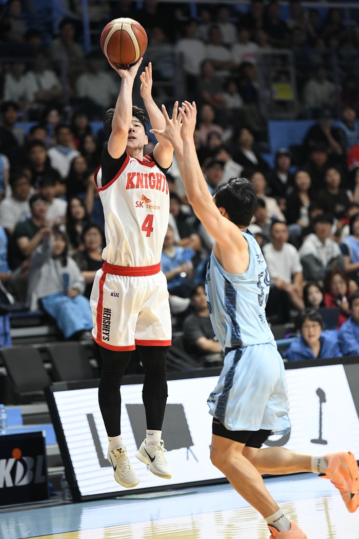 서울 SK 김낙현이 8일 고양 소노 아레나에서 열린 2025~2026 LG전자 프로농구 정규리그 고양 소노와 경기에서 3점슛을 던지고 있다. 사진 | KBL