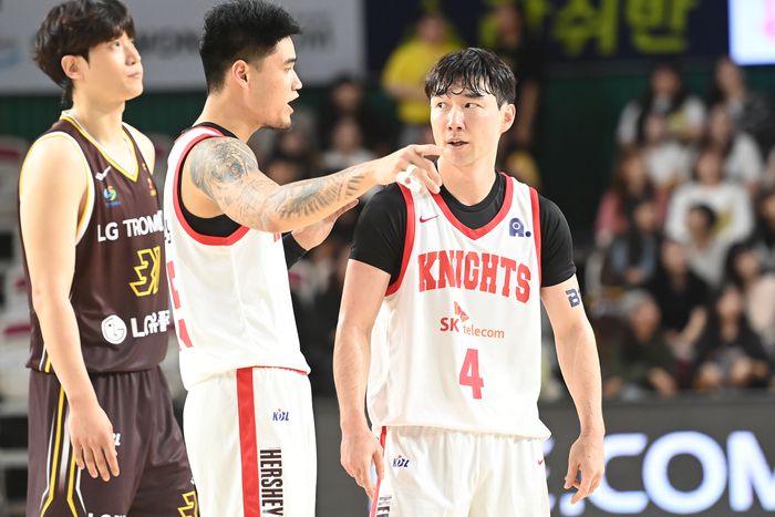서울 SK 알빈 톨렌티노(가운데)와 김낙현(오른쪽)이 3일 창원체육관에서 열린 2025~2026 LG전자 프로농구 정규리그 개막전 창원 LG와 경기에서 얘기를 나누고 있다. 사진 | KBL