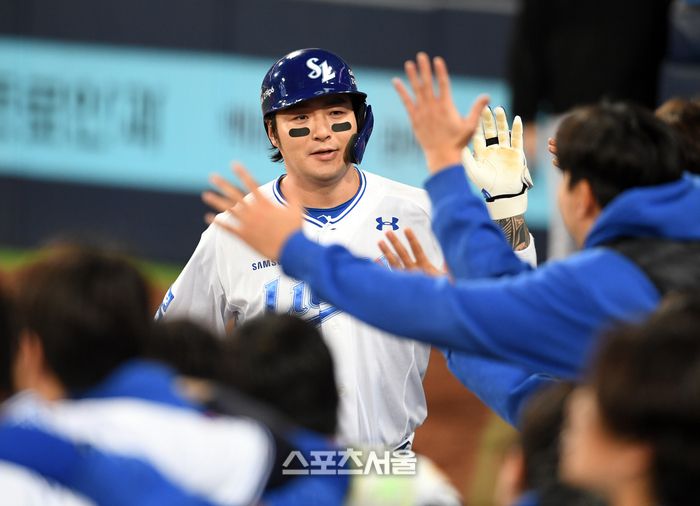 삼성 박병호가 25일 대구삼성라이온즈파크에서 열린 2024 KBO리그 KIA와 한국시리즈 3차전 7회말 무사 김헌곤에 이어 연속 타자 홈런을 친 뒤 동료들과 하이파이브를 나누고 있다. 대구 | 박진업 기자 upandup@sportsseoul.com