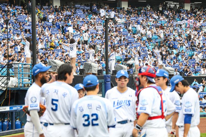 삼성 선수들이 7일 대구삼성라이온즈파크에서 열린 2025 KBO 포스트시즌 와일드카드 결정전 1차전에 앞서 이야기를 나누고 있다. 사진 | 삼성 라이온즈