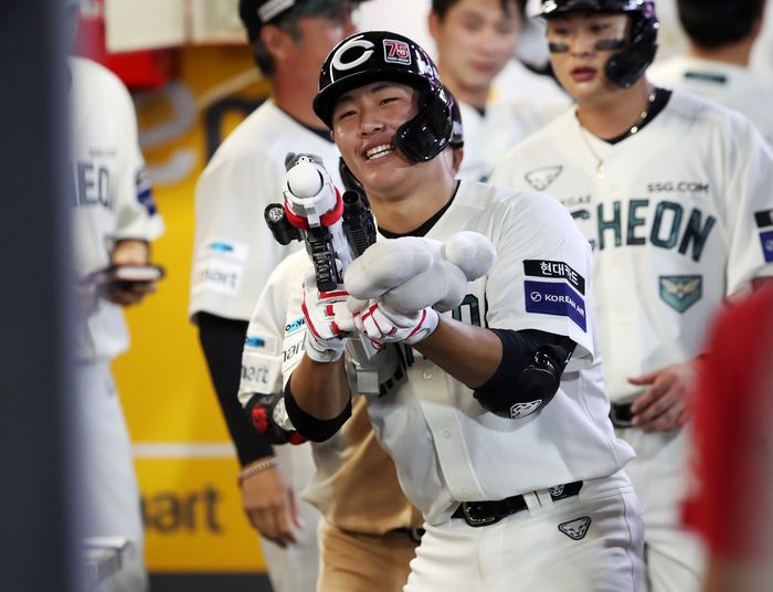 SSG 이율예가 20일 인천SSG랜더스필드에서 열린 2025 KBO리그 두산전에서 프로 데뷔 첫 안타이자 스리런 홈런을 작렬한 뒤 더그아웃에서 세리머니를 하고 있다. 사진 | SSG 랜더스