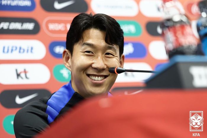 축구대표팀 ‘캡틴’ 손흥민이 브라질과 결전을 하루 앞둔 9일 서울월드컵경기장에서 열린 기자회견에서 취재진 질문에 웃고 있다. 사진 | 대한축구협회