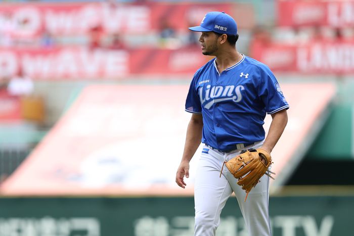 삼성 가라비토가 11일 인천SSG랜더스필드에서 열린 2025 KBO 준플레이오프 2차전 SSG와 경기에 선발 등판해 이닝을 마친 후 더그아웃으로 향하고 있다. 사진 | 삼성 라이온즈