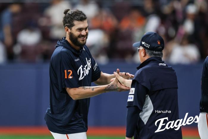 한화 폰세(왼쪽)가 고척스카이돔에서 열린 2025 KBO리그 키움전 승리 후 김경문 감독과 하이파이브 하고 있다. 사진 | 한화 이글스