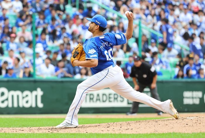 삼성 가라비토가 11일 인천SSG랜더스필드에서 열린 2025 KBO 준플레이오프 2차전 SSG와 경기에 선발 등판해 역투하고 있다. 사진 | 문학=연합뉴스