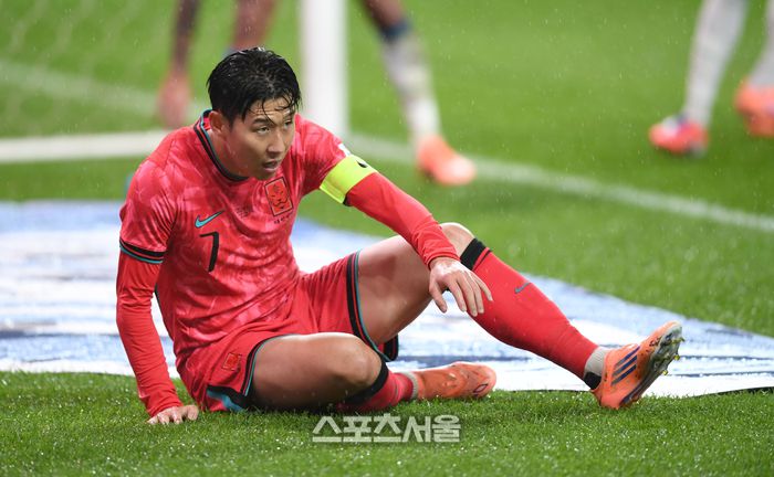 손흥민이 10일 서울월드컵경기장에서 열린 남자 축구 국가대표 평가전 브라질과 경기에서 넘어진 후 일어나고 있다. 2025. 10. 10.최승섭기자 thunder@sportsseoul.com