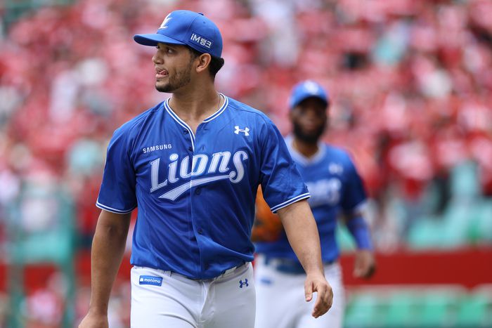 삼성 가라비토가 11일 인천SSG랜더스필드에서 열린 2025 KBO리그 포스트시즌 SSG와 준PO2차전에서 마운드를 내려오며 아쉬워 하고 있다. 사진 | 삼성 라이온즈