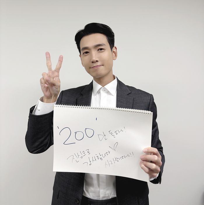 200만 관객 돌파를 축하하는 영화 ‘보스’의 정경호.