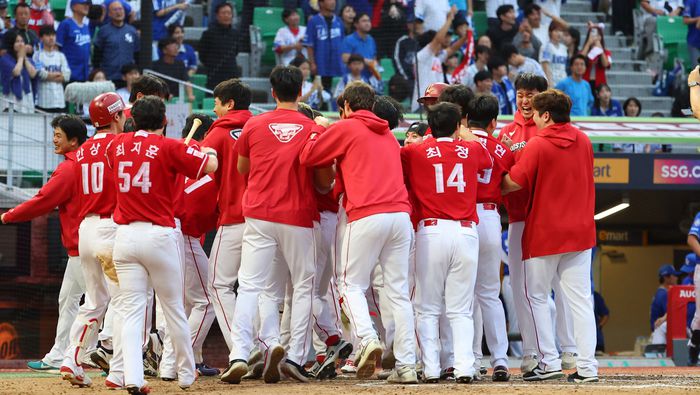 SSG 선수들이 11일 인천 SSG랜더스필드에서 열린 2025 KBO리그 포스트시즌 삼성과 준PO 2차전에서 4-3으로 승리한 뒤 환호하고 있다. 사진 | 문학=연합뉴스