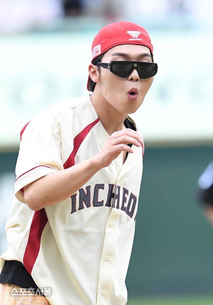 배우 최현욱이 시구를 한 뒤 시타자 머리 위로 날아간 공에 깜짝 놀라고 있다. 2025. 10. 9. 문학 | 박진업 기자 upandup@sportsseoul.com