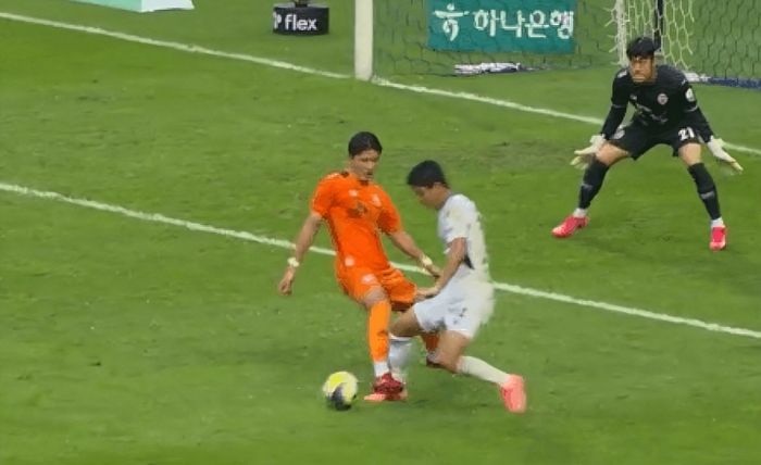 전북 전진우의 발목이 제주 장민규의 발에 걸리는 모습.캡쳐 | 쿠팡플레이 중계화면