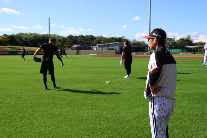 LG 염경엽 감독이 이천 LG챔피언스파크에서 진행 중인 한국시리즈 대비 합숙 훈련을 지켜보고 있다. 사진 | LG 트윈스