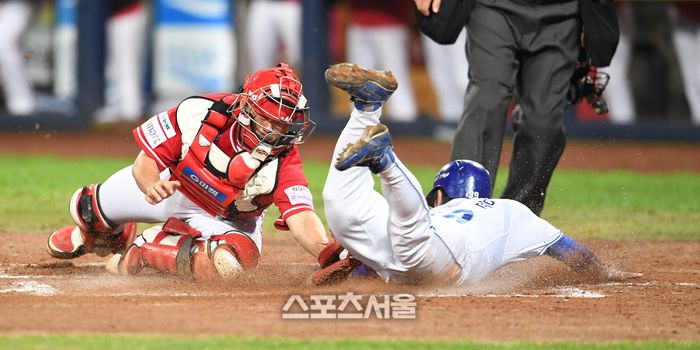 삼성 김성윤(오른쪽)이 14일 대구 삼성라이온즈파크에서 열린 2025 KBO리그 SSG와 준PO 4차전 6회말 무사 1-2루 디아즈의 안타에 2루에서 홈으로 파고들어 득점을 하고 있다. 대구 | 박진업 기자 upandup@sportsseoul.com