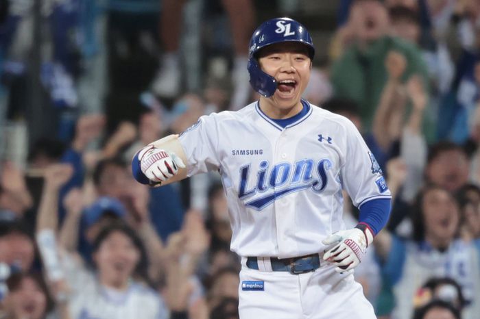 삼성 김지찬이 14일 대구삼성라이온즈파크에서 열린 2025 KBO 포스트시즌 SSG와 준PO 4차전에서 3회말 적시타를 친 뒤 환호하고 있다. 사진 | 삼성 라이온즈