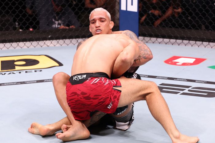 올리베이라가 감롯에게 초크 공격을 시도하고 있다.  사진 | UFC