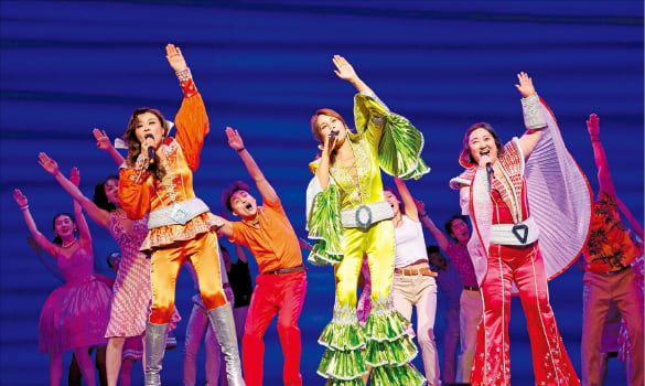 뮤지컬 ‘맘마미아!’의 (왼쪽부터) ‘타냐’ 역 홍지민, ‘도나’ 역 최정원, ‘로지’ 역 박준면이 커튼콜로 펼쳐지는 대표 넘버 ‘댄싱 퀸’ 무대를 펼치고 있다. 사진 | 신시컴퍼니