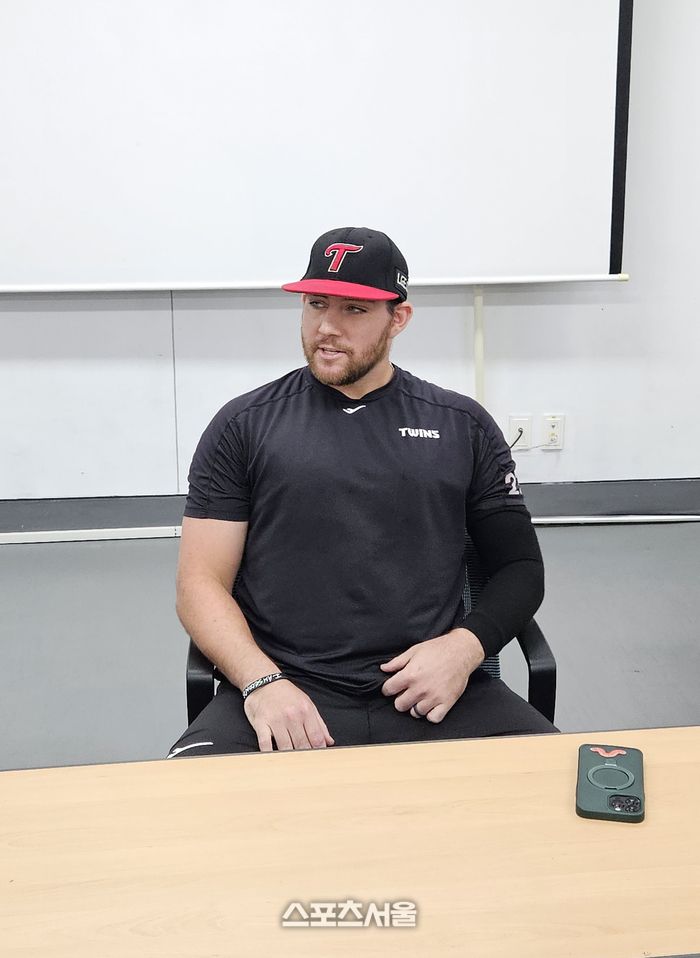 LG 오스틴이 13일 이천 챔피언스파크에서 한국시리즈 대비 합숙 훈련 후 취재진 인터뷰에 응하고 있다. 이천 | 강윤식 기자 skywalker@sportsseoul.com