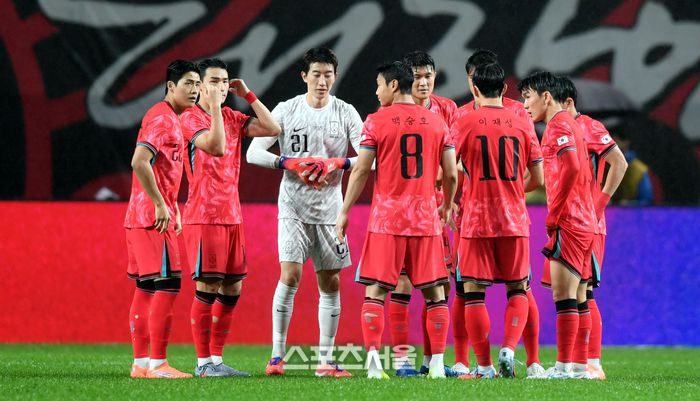 대한민국 선수들이 10일 서울월드컵경기장에서 열린 남자 축구 국가대표 평가전 브라질과 경기에 한글 유니폼을 입고 경기에 나서고 있다. 2025. 10. 10.최승섭기자 thunder@sportsseoul.com