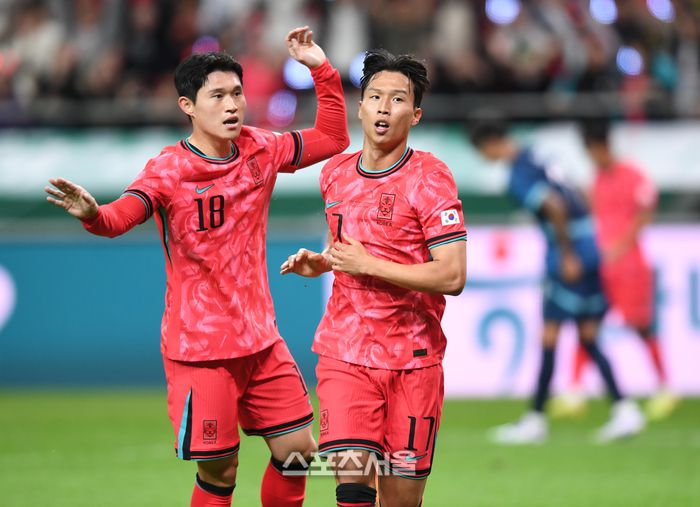 엄지성이 14일 서울월드컵경기장에서 열린 남자 축구 국가대표 평가전 파라과이와 경기에서 골을 넣은 후 환호하고 있다. 최승섭기자 thunder@sportsseoul.com