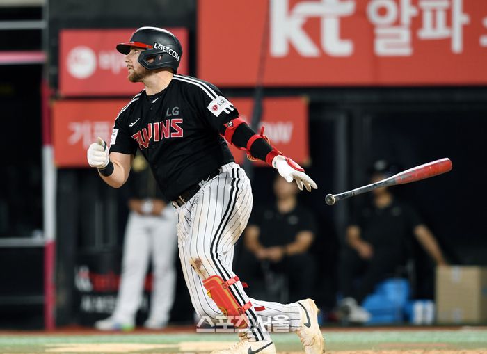 LG 오스틴이 18일 수원케이티위즈파크에서 열린 2025 KBO리그 KT와 더블헤더 2차전 7회초 1사 만루 상황에서 3타점 2루타를 치고 있다. 수원 | 박진업 기자 upandup@sportsseoul.com