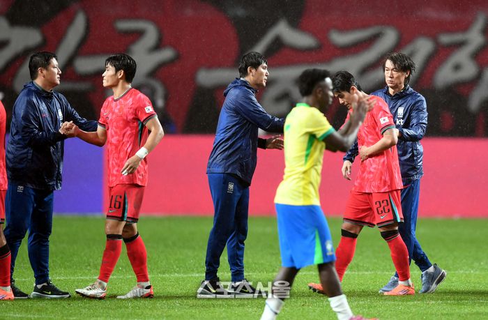 홍명보 감독이 10일 서울월드컵경기장에서 열린 남자 축구 국가대표 평가전 브라질과 경기 후 선수들과 악수를 하고 있다. 2025. 10. 10.최승섭기자 thunder@sportsseoul.com