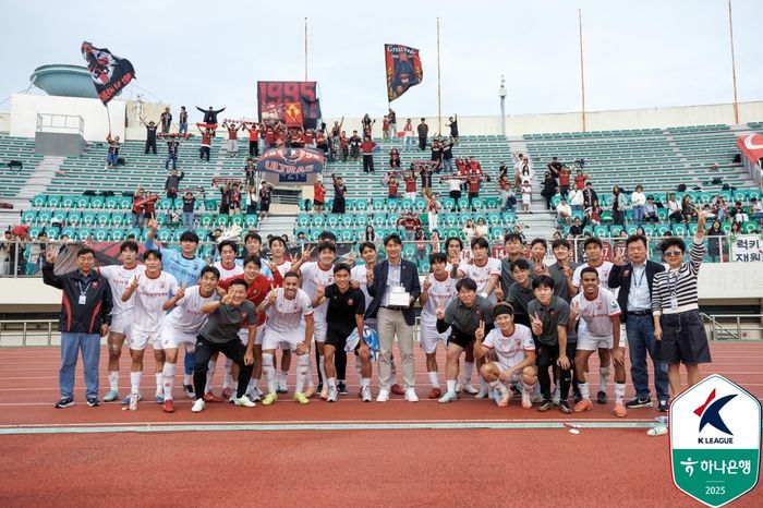 부천 선수단이 부산전에서 승리한 뒤 단체 사진을 촬영하고 있다. 사진 | 한국프로축구연맹
