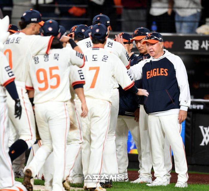 한화 김경문 감독이 대전 한화생명 볼파크에서 열린 2025 KBO리그 LG와 경기 승리 후 선수들과 하이파이브를 하고 있다. 대전 | 최승섭기자 thunder@sportsseoul.com