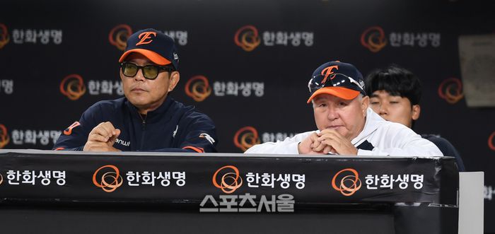 한화 김경문 감독이 대전 한화생명볼파크에서 열린 2025 KBO리그 LG와 경기를 지켜보고 있다. 대전 | 최승섭기자 thunder@sportsseoul.com
