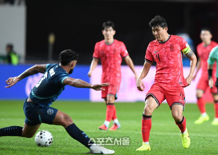 김민재가 14일 서울월드컵경기장에서 열린 남자 축구 국가대표 평가전 파라과이와 경기에서 패스를 하고 있다. 2025. 10. 14.최승섭기자 thunder@sportsseoul.com
