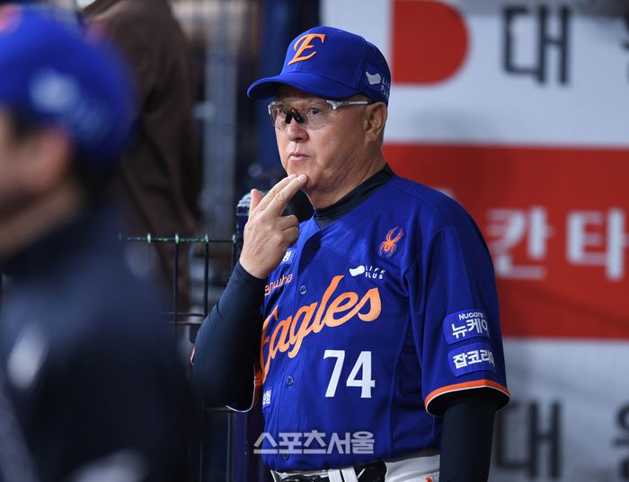 한화 김경문 감독이 서울 고척스카이돔에서 열린 2025 KBO리그 키움과 경기 3회초 사인을 보내고 있다.  고척 | 최승섭기자 thunder@sportsseoul.com