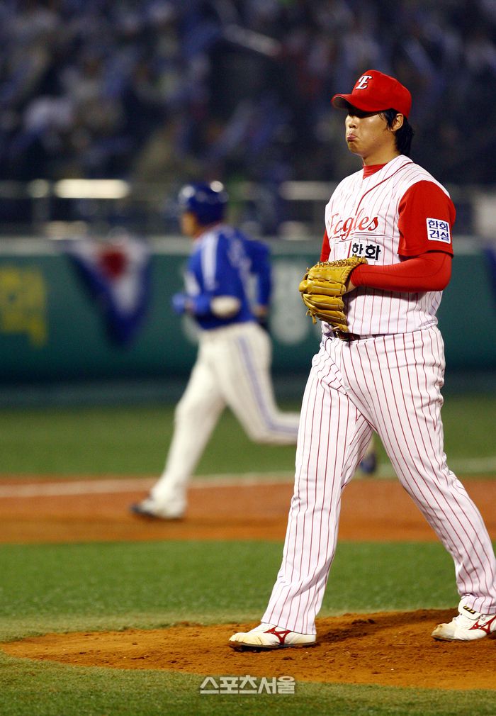 한화 류현진이 2006 한국시리즈 4차전에서 삼성 진갑용에게 홈런을 맞은 후 아쉬워하고 있다. 사진 | 스포츠서울 DB