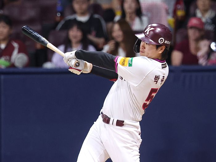 키움 박주홍이  9일 서울 고척스카이돔에서 열린 2025 KBO리그 LG전  2회말 2사 1,2루 상황에서  1타점 적시타를 치고 있다. 사진 | 연합뉴스